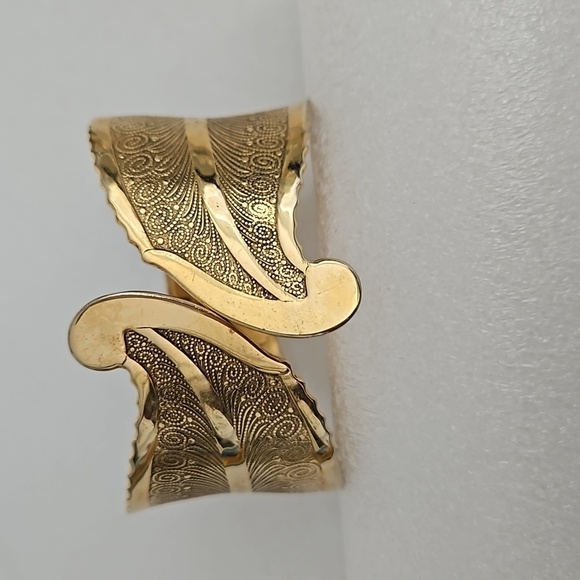 Hindged Retro Goldtone 2 1/4" Dia. Bracelet - Picture 3 of 7